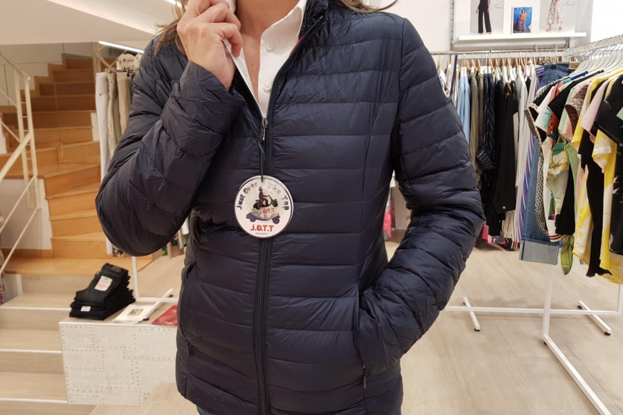 Chaqueta pluma JOTT azul marino. CHA